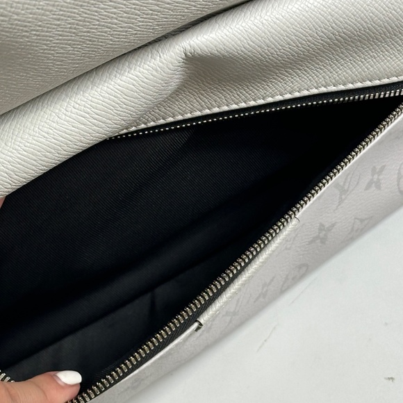 Louis Vuitton Discovery Backpack - Picture 8 of 9